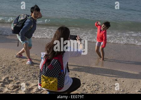 30 décembre 2014 - Li Lingshui County autonome, la province de Hainan, Chine - Au cours des dernières années, le peuple chinois s'idée sur la façon de passer leur vacances festival a changé, de plus en plus de personnes ou de familles choisissent de voyager à l'extérieur pour passer les vacances. Les voyageurs chinois sont maintenant la principale source d'argent du tourisme dans le monde. Voyager en Chine continentale, la province de Hainan est une bonne option, surtout en hiver parce que c'est la province la plus au sud de la Chine et a un climat tropical de mousson avec des températures annuelles. Par conséquent, la plupart des touristes à Hainan sont des régions du nord de la Chine en Banque D'Images