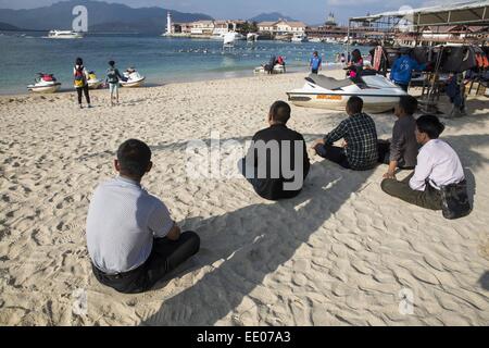 30 décembre 2014 - Li Lingshui County autonome, la province de Hainan, Chine - Au cours des dernières années, le peuple chinois s'idée sur la façon de passer leur vacances festival a changé, de plus en plus de personnes ou de familles choisissent de voyager à l'extérieur pour passer les vacances. Les voyageurs chinois sont maintenant la principale source d'argent du tourisme dans le monde. Voyager en Chine continentale, la province de Hainan est une bonne option, surtout en hiver parce que c'est la province la plus au sud de la Chine et a un climat tropical de mousson avec des températures annuelles. Par conséquent, la plupart des touristes à Hainan sont des régions du nord de la Chine en Banque D'Images