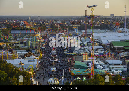 Blick auf die Wiesn, Münchner Oktoberfest, Bayern, Deutschland, regardez la Wiesn, Munich Oktoberfes Beer Festival, Bavière, Allemagne Banque D'Images