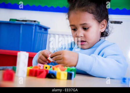 Fille jouant avec des blocs Lego Duplo à la maternelle d'Abingdon Abingdon dans l'Oxfordshire, ,,UK Banque D'Images