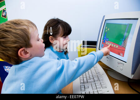 Les enfants et le personnel de la maternelle d'Abingdon Abingdon dans l'Oxfordshire, ,,UK Banque D'Images