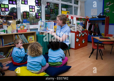 Les enfants et le personnel de la maternelle d'Abingdon Abingdon dans l'Oxfordshire, ,,UK Banque D'Images