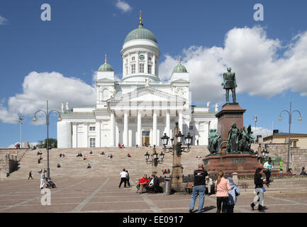 Journée de printemps ensoleillée à Helsinki avec des gens assis sur les marches de la cathédrale luthérienne d'Helsinki en Finlande. Banque D'Images