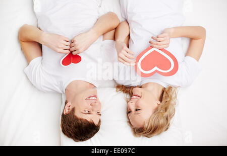 Cheerful couple couché sur un oreiller Banque D'Images