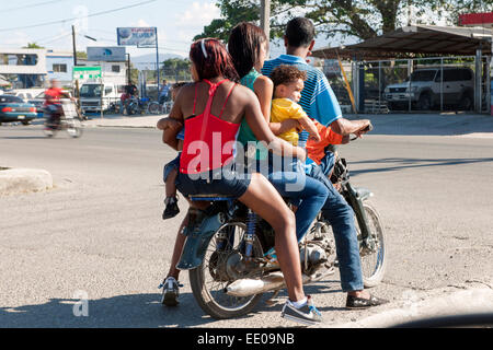 Dominikanische Republik, Cibao, La Vega, Familie auf Motorrad Banque D'Images