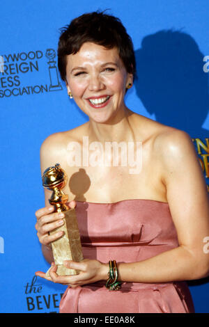 Los Angeles, Californie, USA. Jan 11, 2015. L'actrice Maggie Gyllenhaal nous pose dans la salle de presse avec son prix de la Meilleure interprétation féminine dans une mini-série ou un téléfilm pour "l'Honorable Femme' au cours de la 72e assemblée annuelle Golden Globe Awards au Beverly Hilton Hotel, à Beverly Hills, Californie, USA, 11 janvier 2015. Photo : Hubert Boesl/DPA - PAS DE FIL - SERVICE/dpa/Alamy Live News Banque D'Images