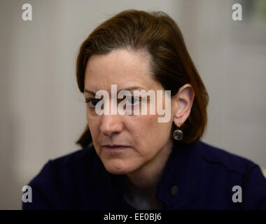 US Journaliste et auteur d'un prix Pulitzer, Anne Applebaum, épouse du ministre polonais des Affaires étrangères Radoslaw Sikorski, donne une interview à l'agence de presse tchèque à Prague, République tchèque, le lundi 12 janvier 2015. (Photo/CTK Michal Krumphanzl) Banque D'Images