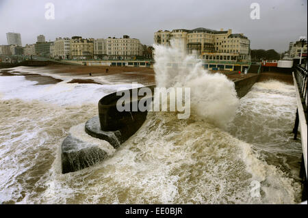 Brighton, UK. 12 janvier, 2015. Météo France : d'énormes vagues qui s'écrase sur le front de mer de Brighton à aujourd'hui le mauvais temps frire la côte sud d'aujourd'hui. Banque D'Images