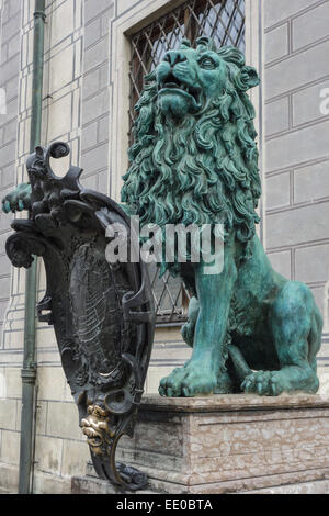 Deutschland, Bayern, München, Bronzelöwe vor der Residenz, Germany, Bavaria, Munich, lion de bronze en face de la résidence, ancien Banque D'Images