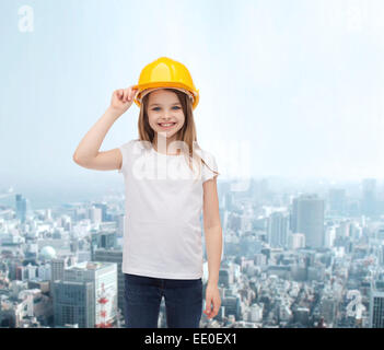 Smiling little girl in casque de protection Banque D'Images