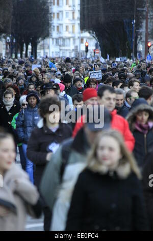 110 000 personnes prennent part à une manifestation d'unité républicaine 'Marche' à Grenoble, en hommage des 17 victimes de la tuerie de trois jours. Grenoble, France - 11/01/2015 Environ 110 000 personnes ont manifeste dans la ville en hommage aux 17 victimes des attentats perpetres cette semaine a l'hebdomadaire satirique Charlie Hebo et au magasin Hyper Cacher a Paris, Porte de Vincennes. Je suis Charlie. Grenoble, France - 11/01/2015 Banque D'Images