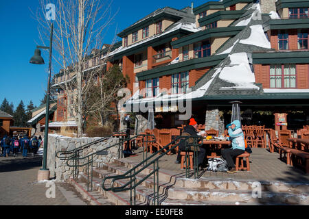 CA USA, South Lake Tahoe Heavenly Ski Resort Village hiver dans la Sierra Montagnes - Les gens de manger à l'extérieur Banque D'Images