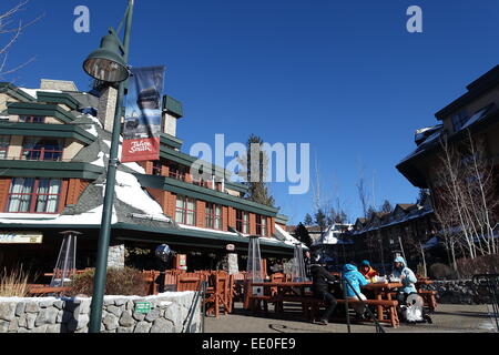 CA USA, South Lake Tahoe Heavenly Ski Resort Village hiver dans la Sierra Montagnes - Les gens de manger à l'extérieur Banque D'Images