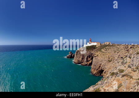 Le Portugal, l'Algarve : vue sur le phare et le cap Saint Vincent à Nature Park Costa Vicentina Banque D'Images