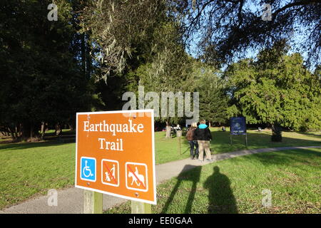 USA Californie Point Reyes National Seashore tremblement de sentier qui longe la zone de faille de San Andreas près de Olema Banque D'Images