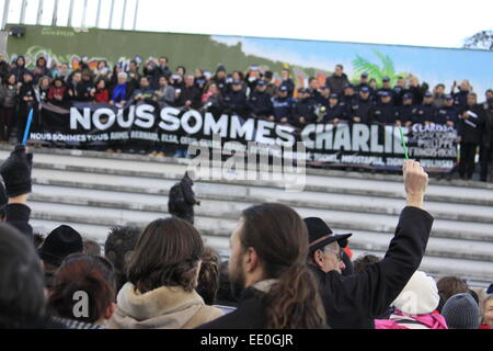 Les agents de police, des rabbins et des imams de grenoble derrière ou près de la bannière sur la scène de l'anneau de vitesse à la fin de manifestation pour un message de fraternité. 110 000 personnes prennent part à une manifestation d'unité républicaine 'Marche' à Grenoble, en hommage des 17 victimes de la tuerie de trois jours. Grenoble, France - 11/01/2015 policiers, rabins et imams de grenoble derriere ou prés de la banderole sur l'estrade de l'anneau de vitesse en fin de manifestation, pour un message de fraternite. Environ 110 000 personnes ont manifeste dans la ville en hommage aux 17 victimes des attentats perpetre Banque D'Images