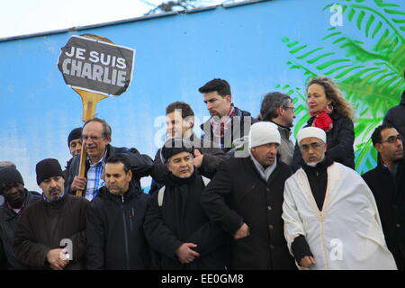 110 000 personnes prennent part à une manifestation d'unité républicaine 'Marche' à Grenoble, en hommage des 17 victimes de la tuerie de trois jours. Grenoble, France - 11/01/2015 Environ 110 000 personnes ont manifeste dans la ville en hommage aux 17 victimes des attentats perpetres cette semaine a l'hebdomadaire satirique Charlie Hebo et au magasin Hyper Cacher a Paris, Porte de Vincennes. Je suis Charlie. Grenoble, France - 11/01/2015 Banque D'Images