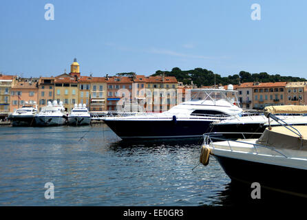 yach de luxe dans le port de Saint Tropez, Var , Provence-Alpes- Côte d'Azur France Banque D'Images