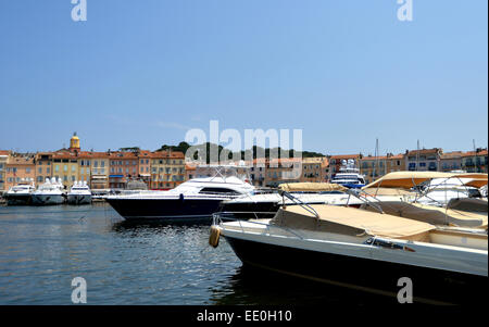 yach de luxe dans le port de Saint Tropez, Var , Provence-Alpes- Côte d'Azur France Banque D'Images