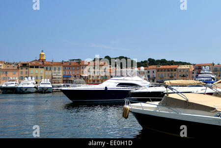 yach de luxe dans le port de Saint Tropez, Var , Provence-Alpes- Côte d'Azur France Banque D'Images