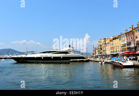 yach de luxe dans le port de Saint Tropez, Var , Provence-Alpes- Côte d'Azur France Banque D'Images