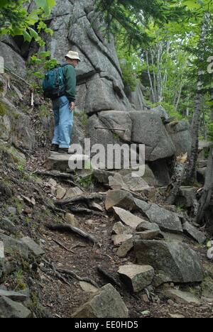 Mon frère un ascendant rock Mountain Trail Gorham sur l'Acadia National Park, Maine - USA Banque D'Images