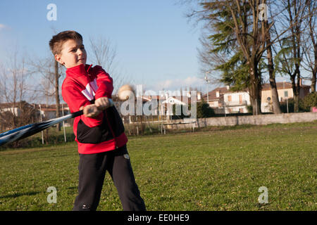 Avec l'enfant qui joue au baseball en peluche rouge Banque D'Images