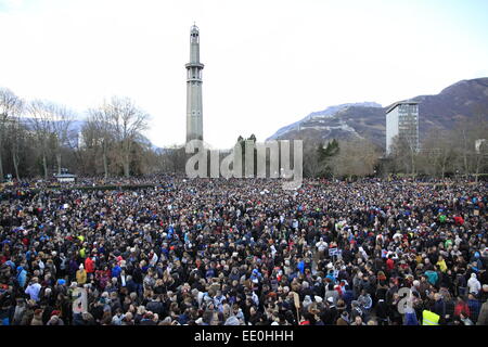 110 000 personnes prennent part à une manifestation d'unité républicaine 'Marche' à Grenoble, en hommage des 17 victimes de la tuerie de trois jours. Grenoble, France - 11/01/2015 Environ 110 000 personnes ont manifeste dans la ville en hommage aux 17 victimes des attentats perpetres cette semaine a l'hebdomadaire satirique Charlie Hebo et au magasin Hyper Cacher a Paris, Porte de Vincennes. Je suis Charlie. Grenoble, France - 11/01/2015 Banque D'Images