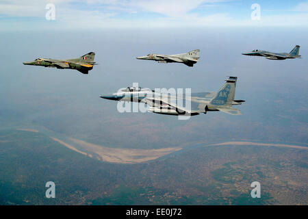 USAF F-15C Eagle de Elmendorf AFB, l'Alaska et Indian air force MIG-27 Flogger avec voler ensemble sur le paysage indien au cours de faire face l'Inde 04, le premier accord bilatéral entre l'exercice de chasse deux forces aériennes dans plus de 40 ans. Les 10 jours de l'exercice s'est terminé le 25 février. Banque D'Images