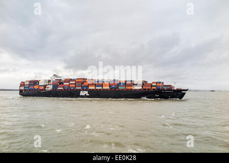 Porte-conteneurs 'APL Gwangyang' chargé avec multi-couleur conteneurs empilés sur le pont, en cours dans l'eau, à Southampton le Solent, Hampshire, Royaume-Uni Banque D'Images