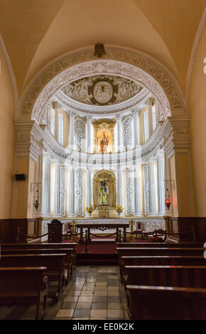 Belle chapelle blanche ornée à l'intérieur de l'emblématique basilique-cathédrale catholique d'Arequipa, Plaza de Armas, Arequipa, Pérou Banque D'Images