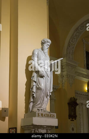 Statue en marbre de l'Apôtre Saint Matthieu (S. Amthaeus) à l'intérieur de l'emblématique basilique-cathédrale d'Arequipa, Plaza de Armas, Arequipa, Pérou Banque D'Images