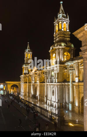 Vue de la façade illuminée de l'emblématique basilique-cathédrale d'Arequipa illuminée la nuit, Plaza de Armas, le centre-ville de Arequipa, Pérou Banque D'Images
