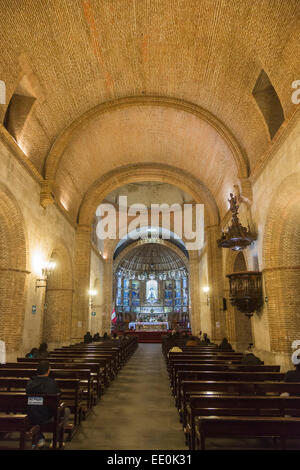 Intérieur de l'emblématique Iglesia y Convento de San Francisco, Arequipa, Pérou avec son traditionnel en brique, plafond voûté Banque D'Images