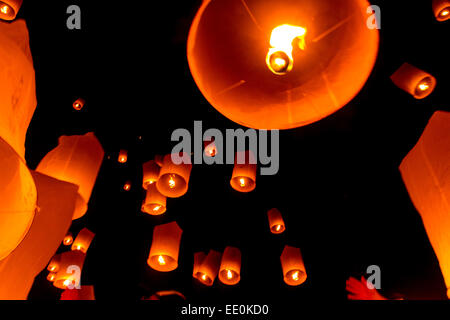 Lanternes de papier flottant skyward ascendant à Yee Peng Fête des lanternes en Thaïlande. Banque D'Images