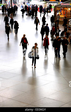 Munich, Bavière, Allemagne. Munchen Hauptbahnhof (gare principale). Les voyageurs avec une assurance Banque D'Images