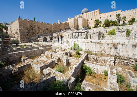 Ruines et reste dans 'Le jardin archéologique ophel' juste au sud du mont du Temple à Jérusalem, dans la ville de David. Banque D'Images