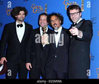 Los Angeles, Californie, USA. Jan 11, 2015. (L-R) Écrivain Armando Bo, écrivain Alexander Dinelaris, scénariste/réalisateur Alejandro Gonzalez Inarritu et écrivain Nicolas Giacobone poser dans la salle de presse au cours de la 72e remise des prix des Golden tenue à l'hôtel Beverly Hilton le 11 janvier 2015 à Beverly Hills, Californie. USA. © TLeopold/Globe Photos/ZUMA/Alamy Fil Live News Banque D'Images