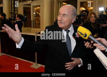 Zurich, Suisse. 12 Jan, 2015. Le président de la FIFA Joseph Blatter arrive à la FIFA Ballon d'Or gala tenu au Kongresshaus de Zurich, Suisse, le 12 janvier 2015. Photo : Patrick Seeger/dpa/Alamy Live News Banque D'Images