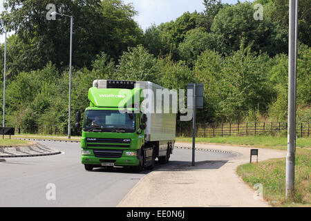 Un camion en laissant un rond-point à Coulsdon, Surrey, Angleterre Banque D'Images