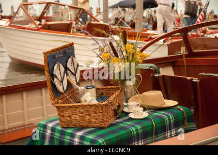 Mise en place de pique-nique sur le bateau en bois classique, à l'antique, bateau en bois show en haut Michigan. Banque D'Images