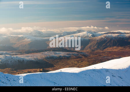 Les promeneurs sur la plage Helvellyn dans des conditions hivernales, Lake District, UK. Banque D'Images