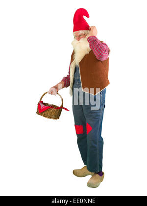 Funny garden gnome sur blanc tenant un panier en osier Banque D'Images