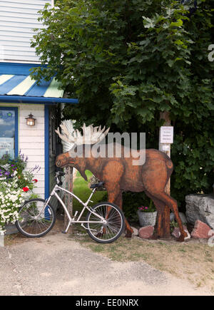 Affichage de l'orignal avec location en face de country store dans le Michigan. Banque D'Images