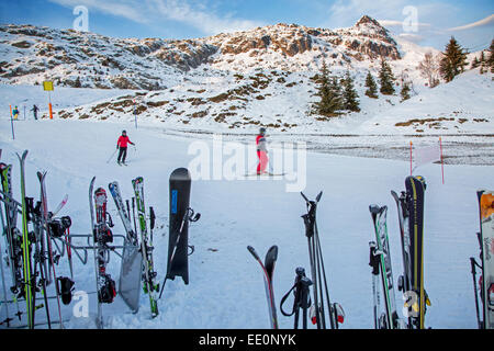 Skis et snowboards adhérence dans la neige le long de la piste de ski de sports d'hiver dans les Alpes Banque D'Images