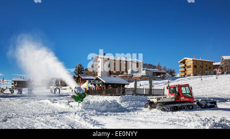 Canon à neige / snowgun dameuse et véhicule dans le village de Riederalp en hiver, Valais / Valais, Suisse Banque D'Images