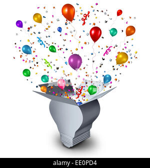 Idées de célébration et la planification de l'événement comme un concept ouvert boîte carton en forme d'une ampoule avec des ballons de fête confetti et serpentins sortant comme un symbole de plaisir de penser. Banque D'Images
