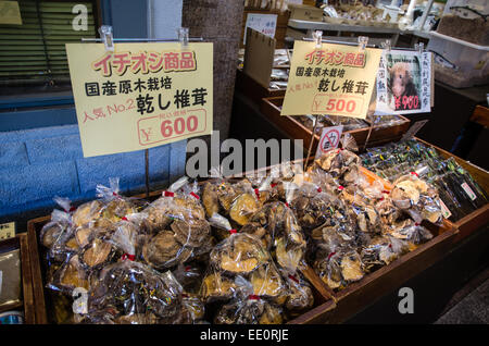 Champignons Shiitake séchés en vente au marché alimentaire Nishiki à Kyoto, Japon Banque D'Images
