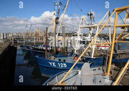 Bateaux de pêche ou de moules à Yerseke sur l'estuaire Oosterschelde dans la province néerlandaise de Zélande Banque D'Images