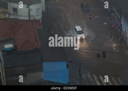 Sao Paulo, Brésil. 12 janvier 2015. De fortes pluies ont causé des inondations dans les rues du quartier de Liberdade pendant l'après-midi de ce lundi dans le centre-ville de Sao Paulo. Credit: Andre M. Chang/Alamy Live News Banque D'Images